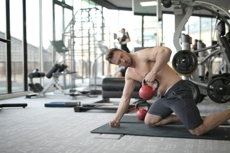 Homme s'entraînant avec kettlebell