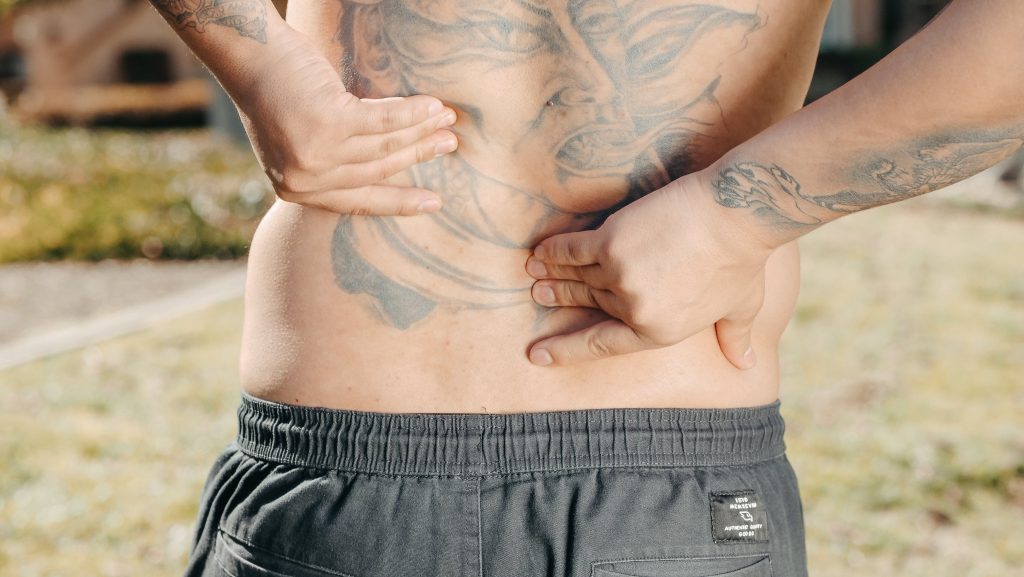 Explorez l'impact sous-estimé de la lombalgie, souvent qualifiée de 'mal de dos', sur la vie quotidienne. Cette image accompagne la compréhension de la douleur dorsale et de ses conséquences générales.