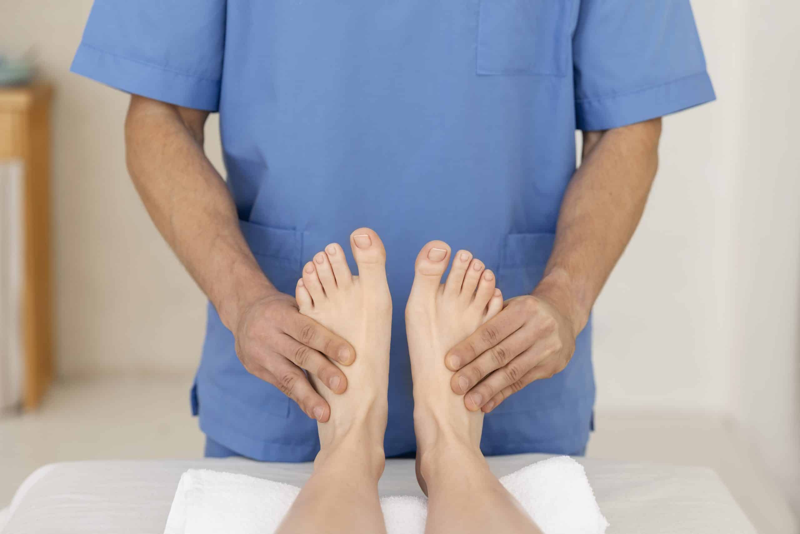 Image illustrant la prise en charge alternative de l'hallux valgus par la myothérapie, une méthode non invasive et durable.