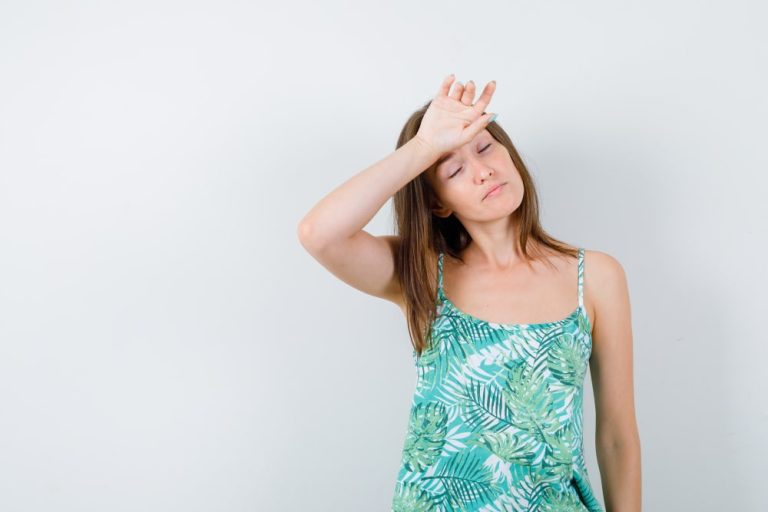 dame qui a chaud à cause de bouffées de chaleurs liées à la ménopause