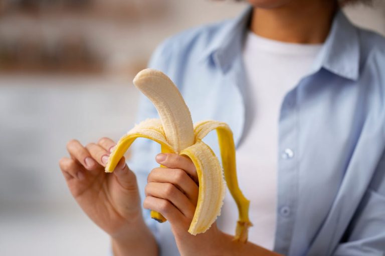 Une personne tient une banane.