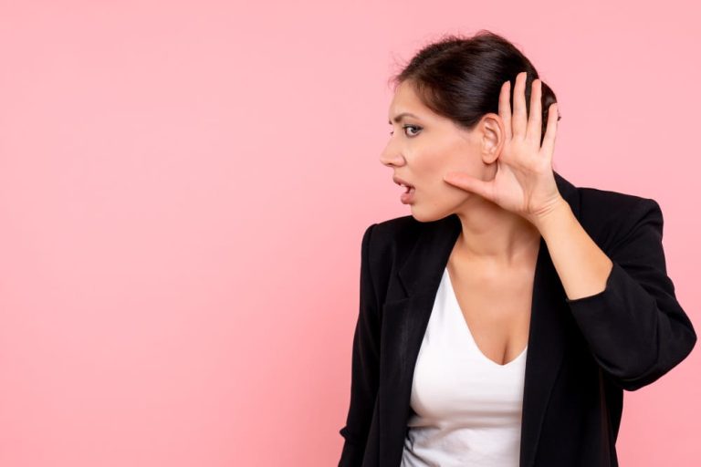 Femme écoutant attentivement, expression surprise.