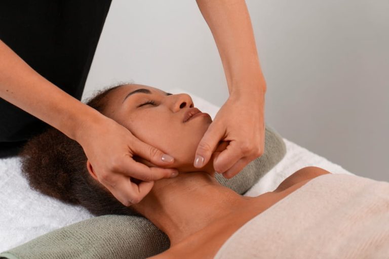 Massage du visage et du cou.