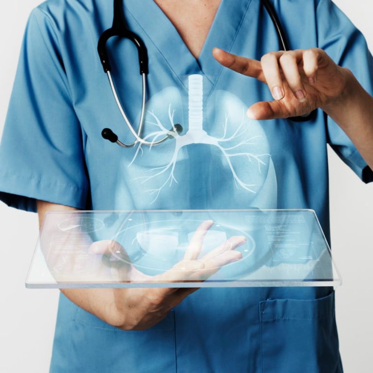 Médecin montrant des poumons virtuels.