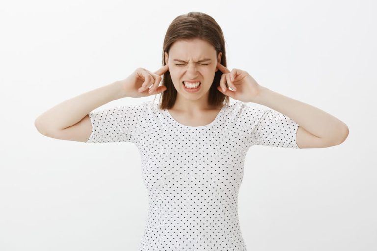 Femme avec une expression neutre.