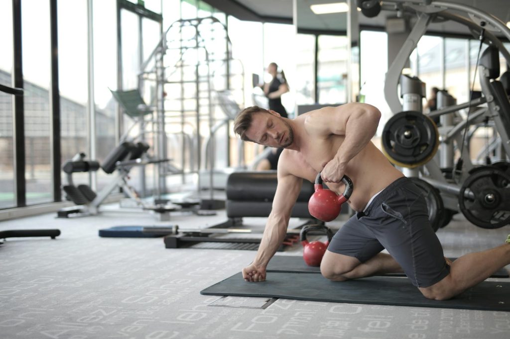 Homme s'entraînant avec kettlebell